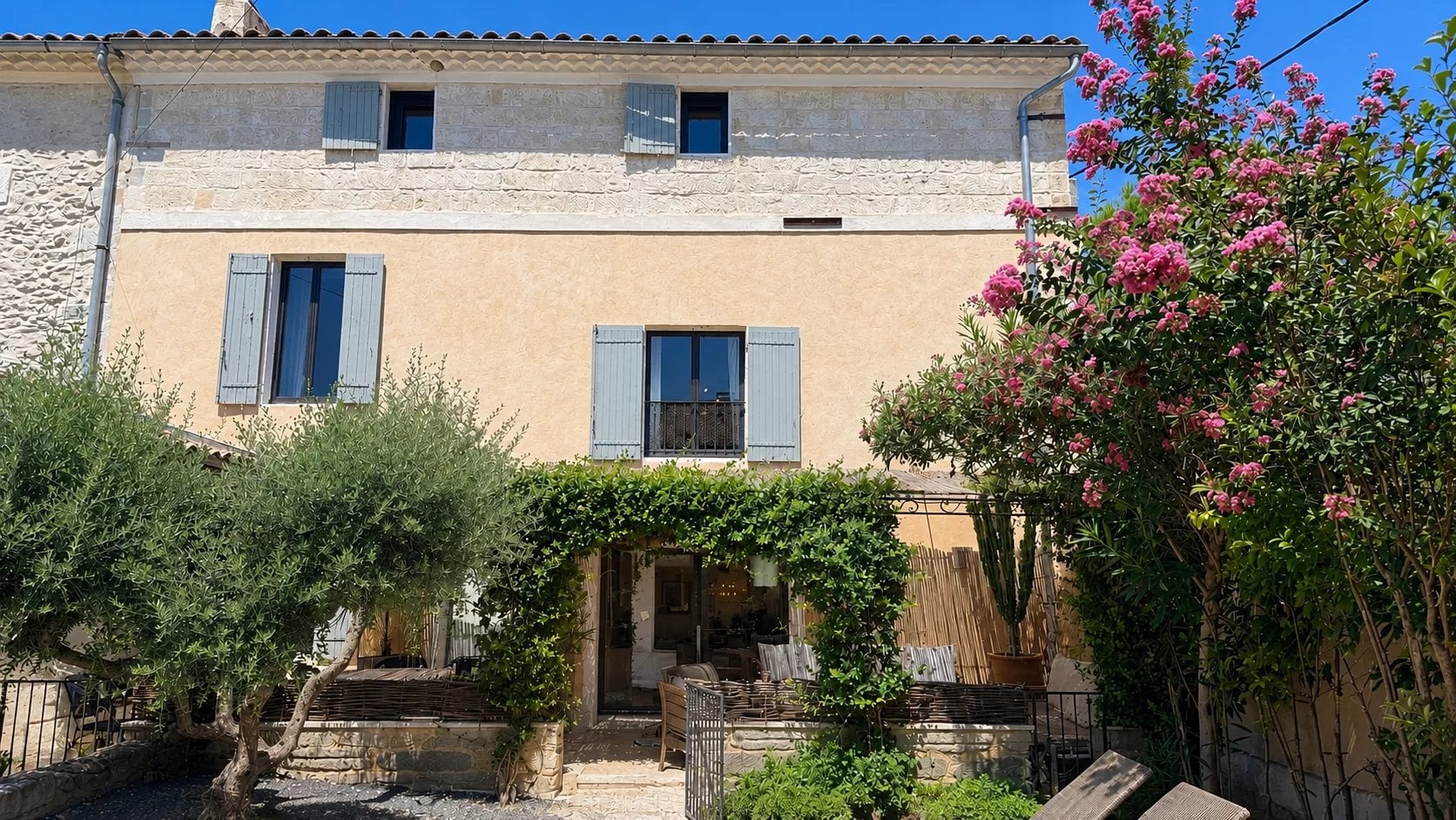 CŒUR HISTORIQUE DE MAILLANE, À DEUX PAS DE SAINT-RÉMY-DE-PROVENCE - MAISON DE VILLAGE DE CHARME ENTIÈREMENT RÉNOVÉE EN 2021
