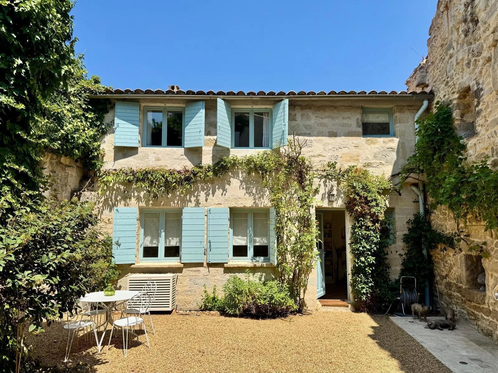 PROCHE DE SAINT-REMY-DE-PROVENCE - MAISON DE VILLAGE  DE CARACTERE AVEC ANNEXE